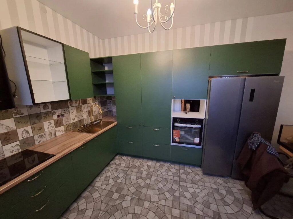 Угловая кухня с зелёными фасадами